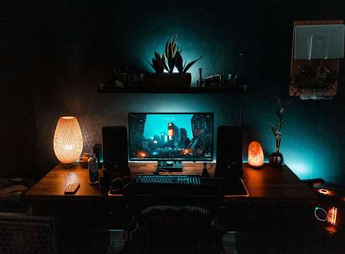 pc cuarto gamer con luces creando ilusiones opticas
