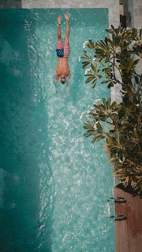 estados unidos Hombre nadando en una piscina vista desde arriba