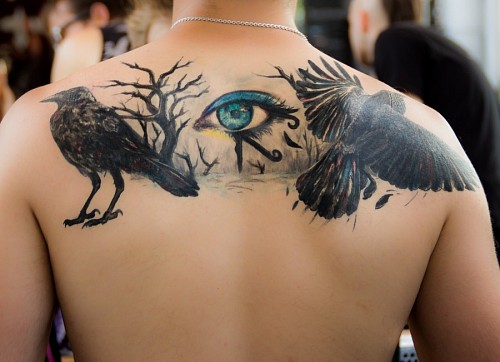 aves Tatuaje de ojo de horus en espalda masculina