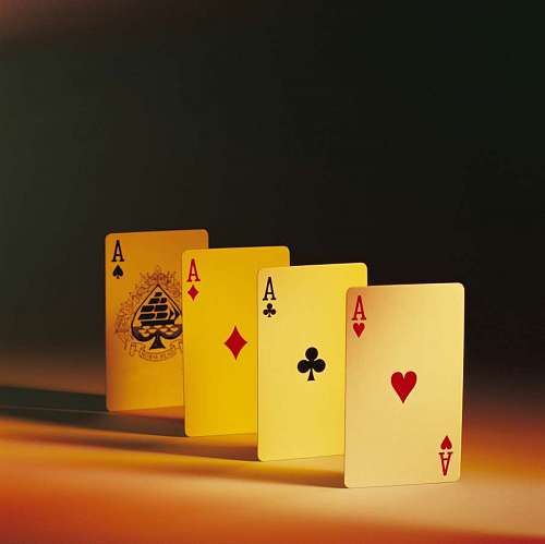 juego de azar primer plano de cartas de poker sobre mesa