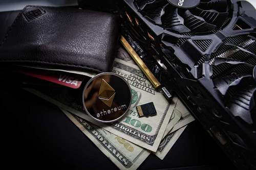 Billetera con dolares y una moneda de ethereum