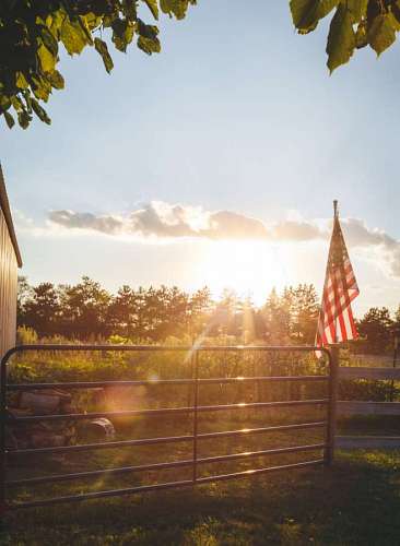 Bandera de Estados Unidos al atardecer en un campo