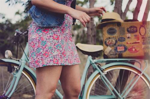 denim Una Mujer con Bicicleta Vintage