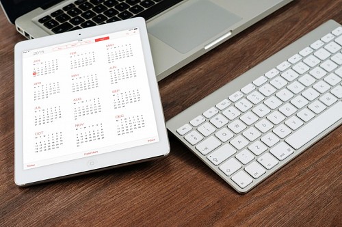Escritorio de trabajo con macbook y ipad