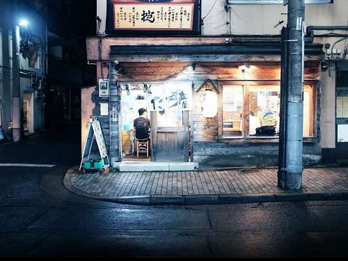 japones Una persona en un puesto de comidas en Tokio por la noche