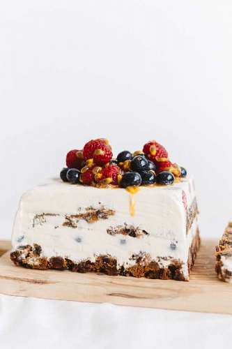 Pastel de frutos rojos sobre fondo blanco