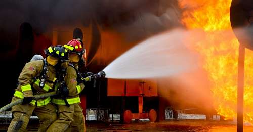 casco de trabajo Bomberos en un incendio