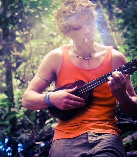 selva Hombre tocando una guitarra