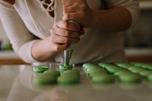 mujer preparando galletas verdes