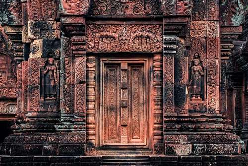 lugar turistico Puerta tallada en piedra en el magico templo de Angkor Wat