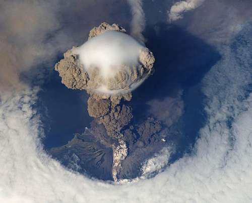 fondos de pantalla 4k Erupcion volcanica vista de arriba