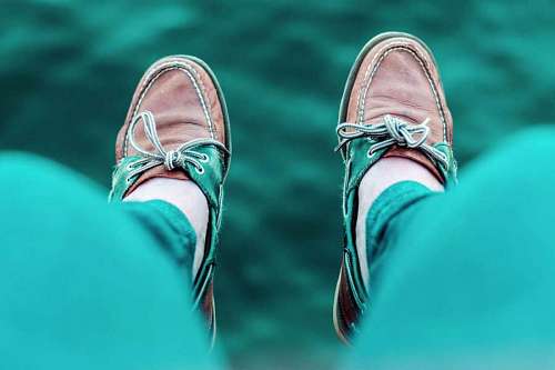 hipster Hombre con zapatos y pantalones verdes