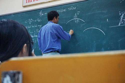educacion profesor asiático escribiendo en la pizarra