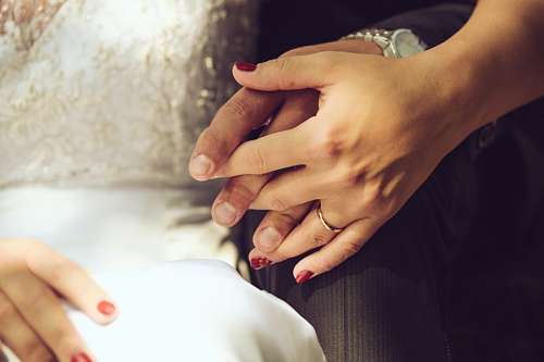 las manos Matrimonio tomándose las manos 