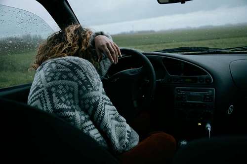 emociones Mujer triste en su auto en un dia  de lluvia