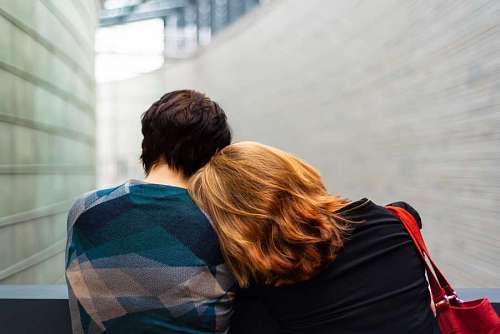lgbt Pareja de mujeres sentadas en el parte de espaldas