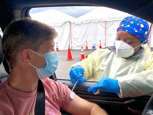 medicina Aplicando vacuna contra covid 19