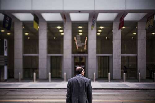 banquero hombre de negocios parado en la puerta de un banco