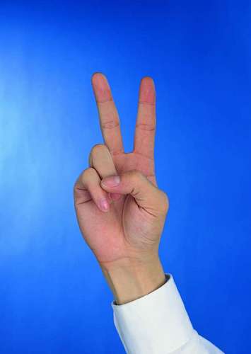numeros primer plano de una mano mostrando dos dedos con un fondo  azul
