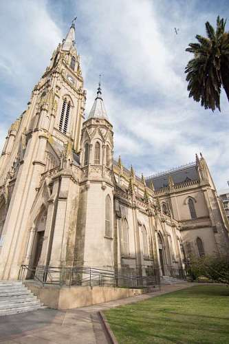 Fachada gotica de la Catedral de Mercedes en Buenos Aires, Argentina