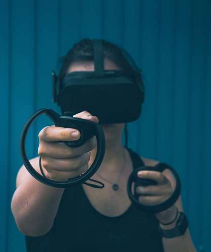 educacion primer plano de mujer usando realidad virtual