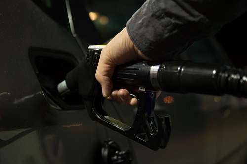 Hombre cargando combustible