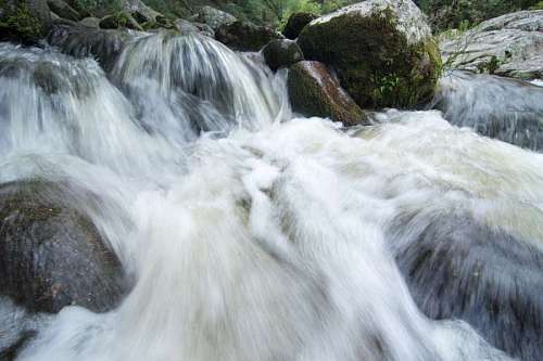 corriente Agua fluyendo sobre la cascada
