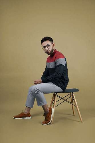 educacion Hombre joven con gafas mirando a la camara y posando en estudio