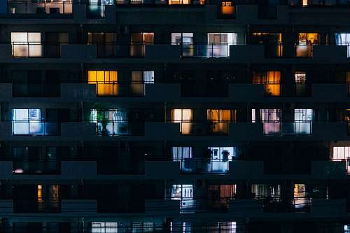 Ventanas con luces encendidas en un edificio por la noche