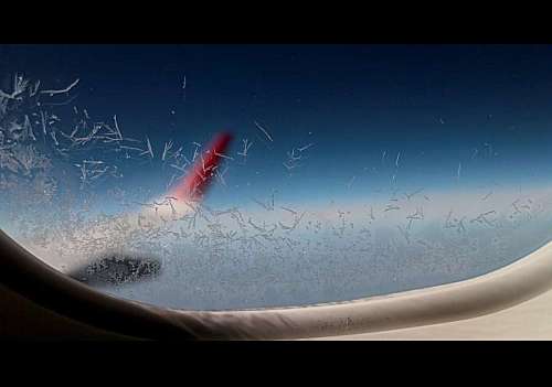 temperatura fria Cristales de hielo en la ventana de un avion