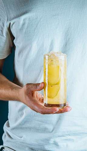 cortar Hombre sosteniendo un jugo de maracuya