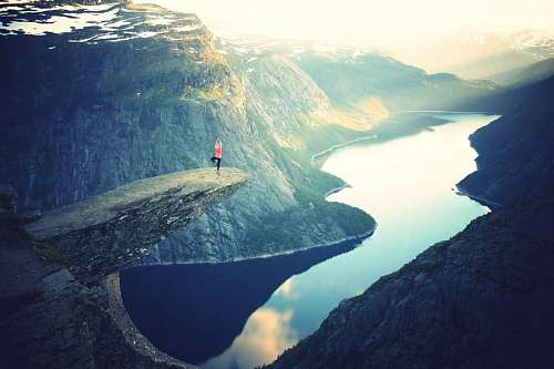 trekking Mujer haciendo equilibrio