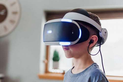 Niño usando gafas de realidad virtual 