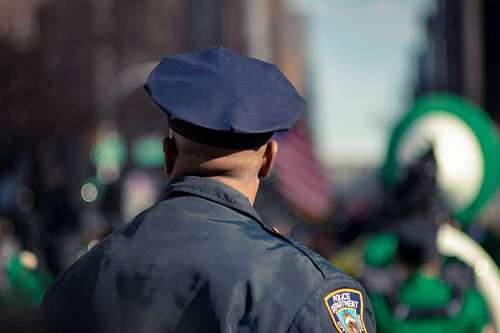 uniforme primer plano de un policía de espaldas