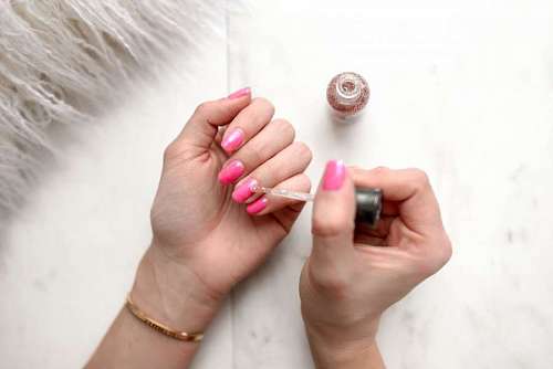 salon Pintando uñas rosa
