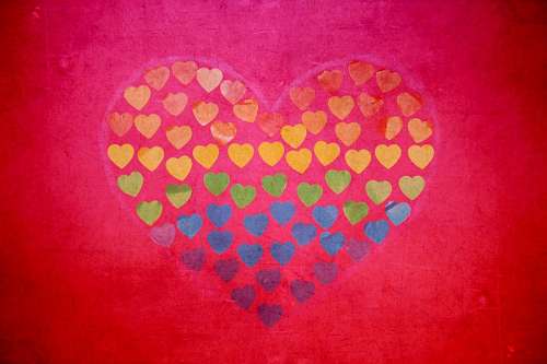 Dibujo de corazon creado con pequeños corazones multicolor