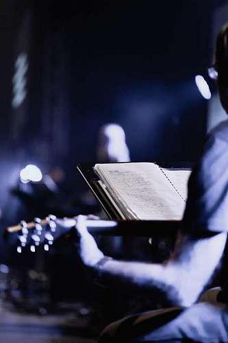 primer plano de las partituras de un músico tocando