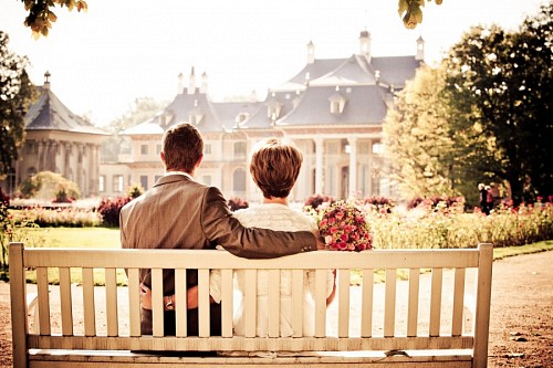 a la espera Pareja romántica contemplando paisaje 