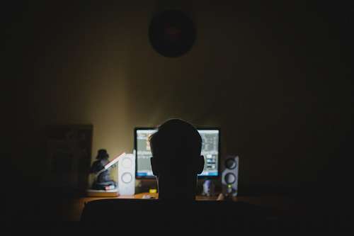 Hombre frente al computador