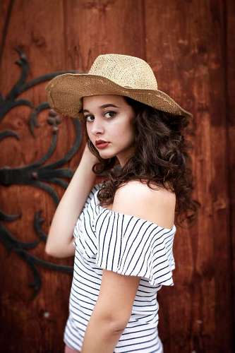 sombrero de paja Mujer joven con sombrero de Paja Posando 