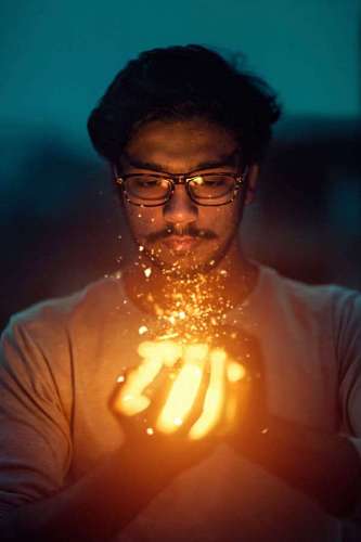 retrato masculino hermosa ilusión óptica de hombre agarrando una brasa