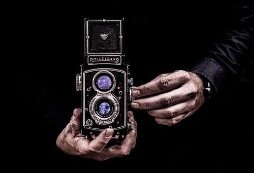 Fotografo con camara antigua tomando una fotografia