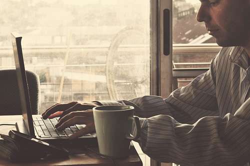 hombre trabajando escritorio Hombre trabajando desde la casa