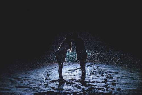 besos Pareja besándose en la nieve 