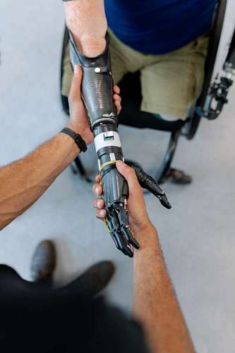 hardware Hombre con prótesis en el brazo estrechando la mano