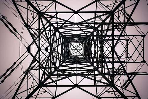 alto Forma geometrica de una torre de alta tension vista desde abajo