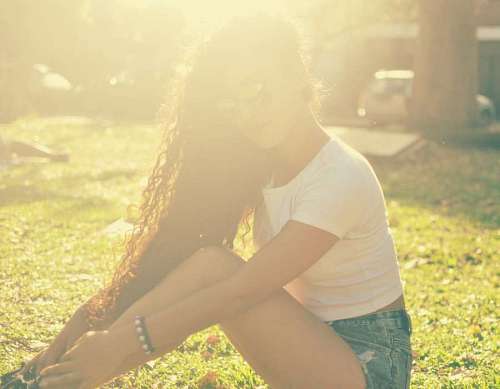 contraluz Mujer posando con sol de fondo