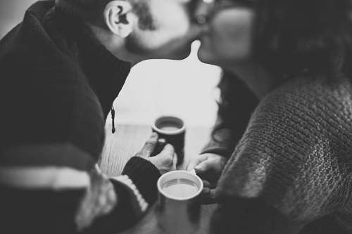 besos Pareja besándose y bebiendo café