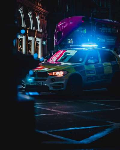 coche de policía patrullando en la noche