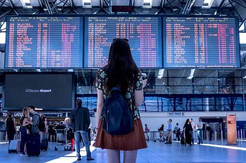internet Mujer mirando la pantalla de vuelos en el aeropuerto